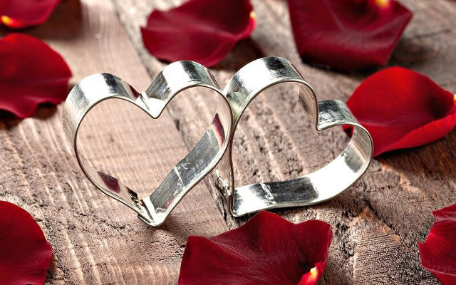 Hearts wooden table red flowers #5 free wallpaper for desktop - medium preview image