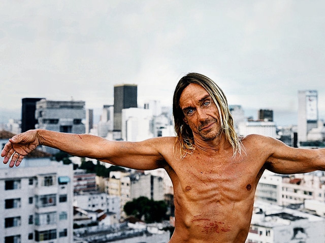 Man arms spread city skyline free wallpaper for desktop - medium preview image