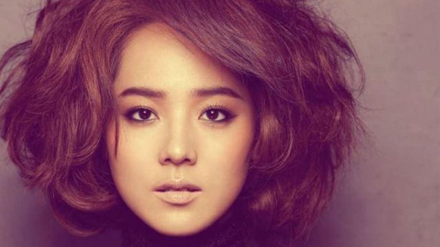 Woman brownshort hair blackshirt photorealistic free wallpaper for desktop - medium preview image