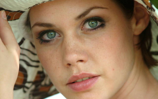 Woman hat tiger scarf christen free wallpaper for desktop - medium preview image