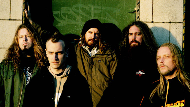 Men standing building graffiti group free wallpaper for desktop - medium preview image