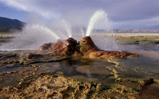 Geyser spewing water rock formation free wallpaper for desktop - medium preview image