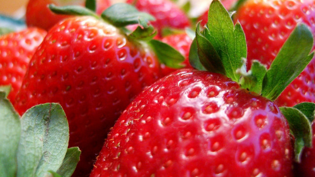 Strawberry closeup macro berries leaves free wallpaper for desktop - medium preview image