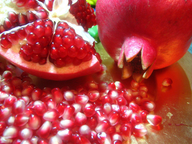 Pomegranate cut open cutting board free wallpaper for desktop - medium preview image