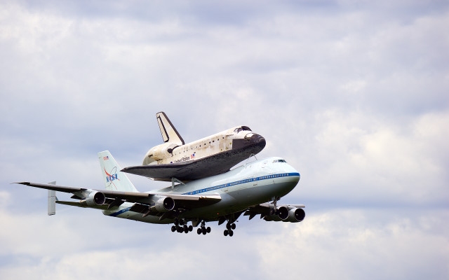 Jetliner space shuttle carrying large free wallpaper for desktop - medium preview image