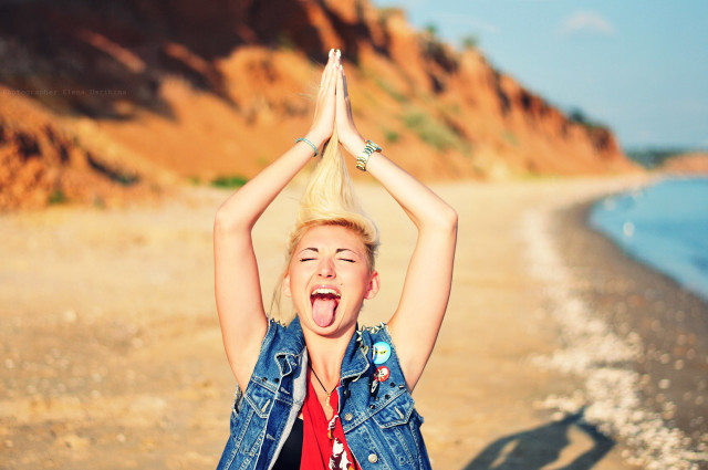 Cheerful blonde beach jacket movement free wallpaper for desktop - medium preview image