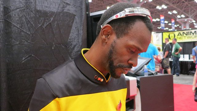 Man headband cellphone convention dochammer free wallpaper for desktop - medium preview image