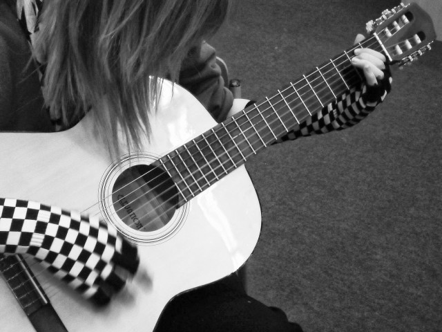 Woman playing guitar checkered tie free wallpaper for desktop - medium preview image
