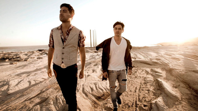 Two men walking beach ocean free wallpaper for desktop - medium preview image