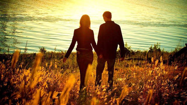 Couple walking hill lake sunset free wallpaper for desktop - medium preview image