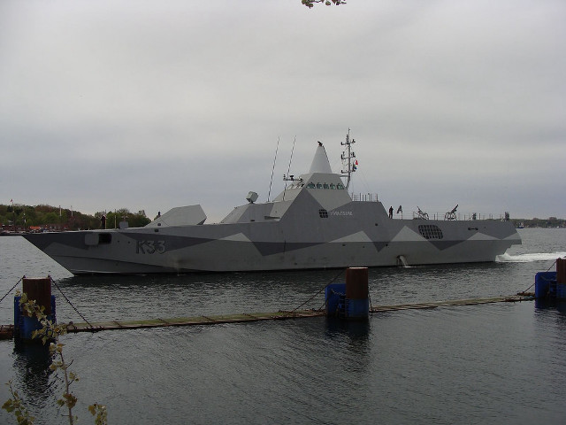 Large boat dock helicopter flying free wallpaper for desktop - medium preview image