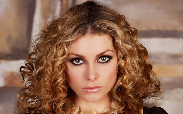 Woman necklace black shirt pose free wallpaper for desktop - medium preview image