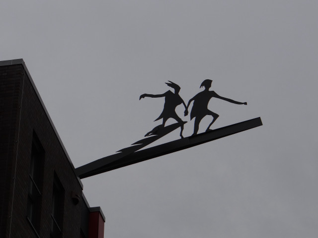 Couple people street light pole free wallpaper for desktop - medium preview image