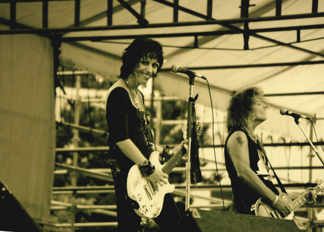 Woman playing guitar man singing free wallpaper for desktop - medium preview image