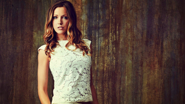 Woman white top skirt brown free wallpaper for desktop - medium preview image