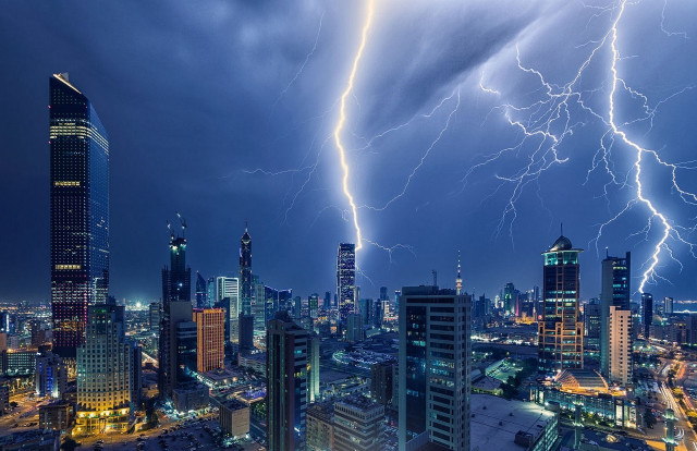 Lightning bolt strikes city night free wallpaper for desktop - medium preview image