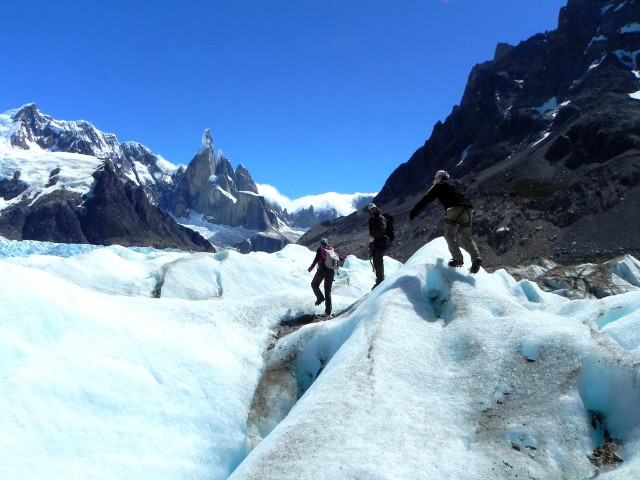 Hiking snowy mountain people background free wallpaper for desktop - medium preview image