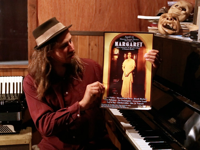 Man holding poster piano top free wallpaper for desktop - medium preview image