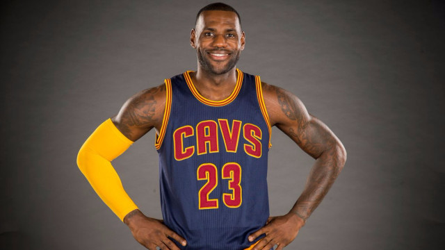 Man blue jersey posing picture free wallpaper for desktop - medium preview image