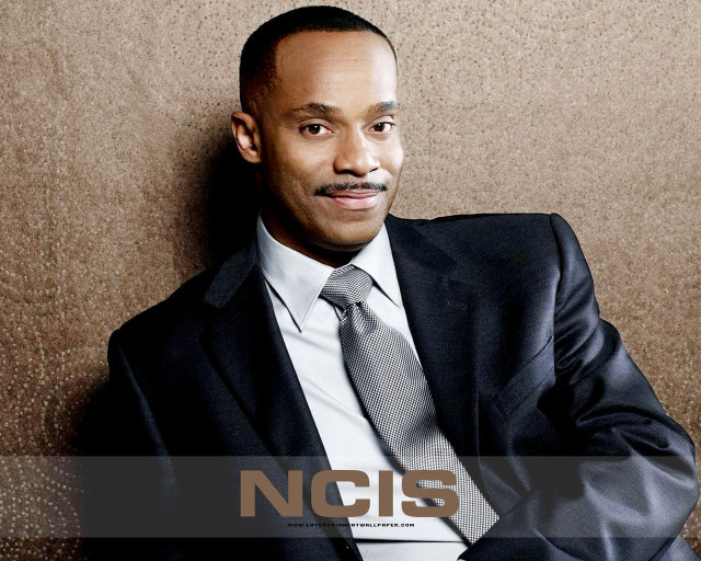 Man suit portrait formal realistic free wallpaper for desktop - medium preview image