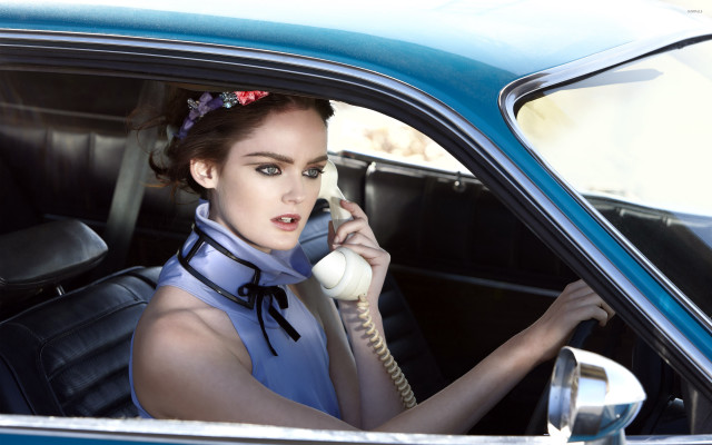 Woman sitting car talking phone free wallpaper for desktop - medium preview image