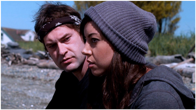 Man woman looking ground background free wallpaper for desktop - medium preview image