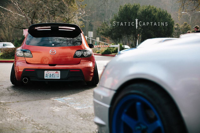 Red car white car street free wallpaper for desktop - medium preview image