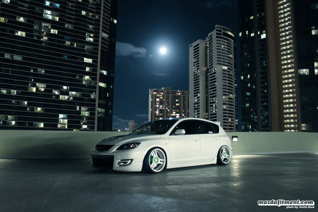 White car city night full free wallpaper for desktop - medium preview image
