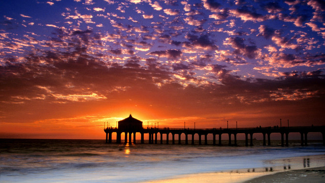 Pier sunset water people beach free wallpaper for desktop - medium preview image