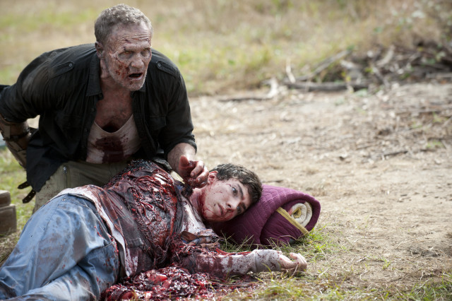 Man stabbed woman field knife free wallpaper for desktop - medium preview image