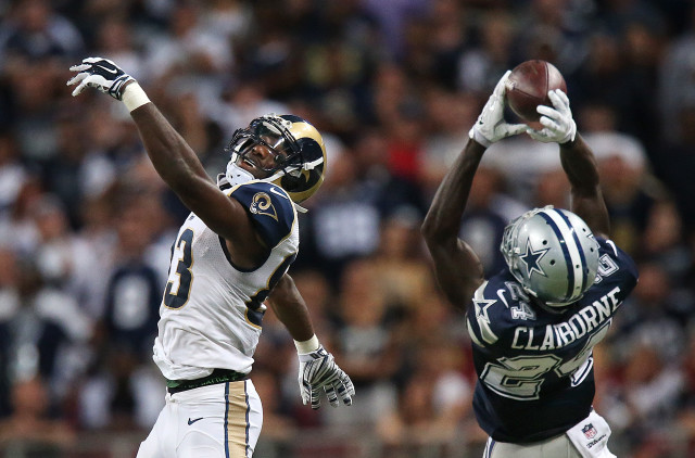 Football players jumping catching ball free wallpaper for desktop - medium preview image