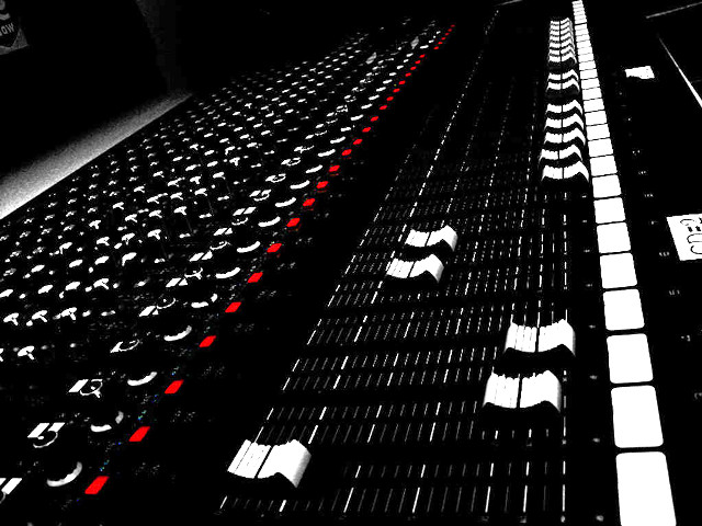 Soundboard red white arrows black free wallpaper for desktop - medium preview image