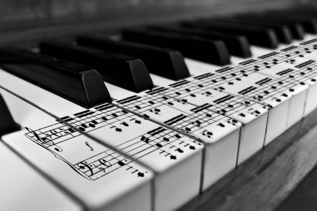 Piano musical notes black white #2 free wallpaper for desktop - medium preview image