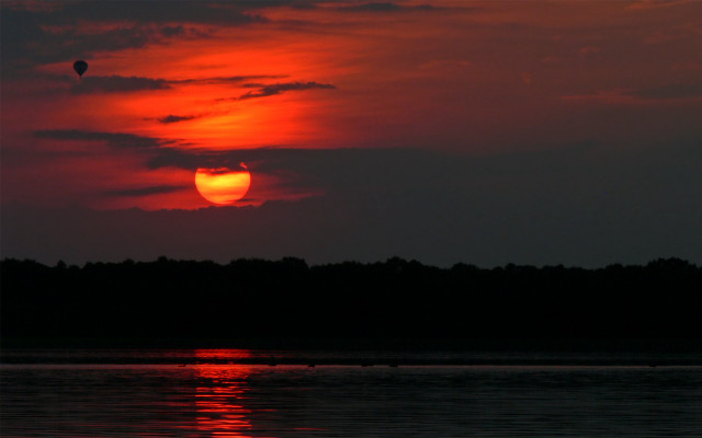 Sunset hot air balloon water free wallpaper for desktop - medium preview image