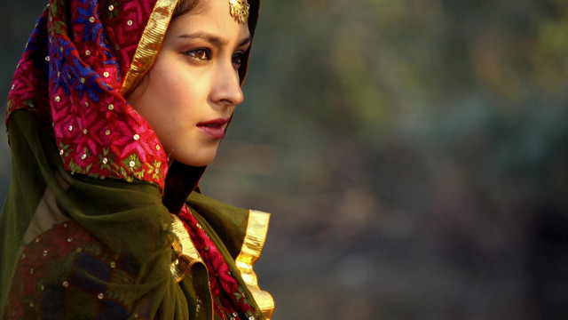 Woman green red head scarf free wallpaper for desktop - medium preview image