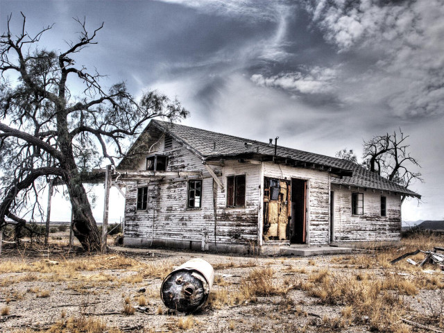 Run down house barrel tree free wallpaper for desktop - medium preview image