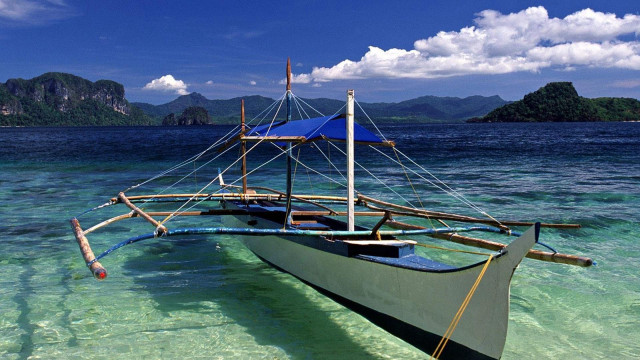 Beach boat blue umbrella scenery free wallpaper for desktop - medium preview image