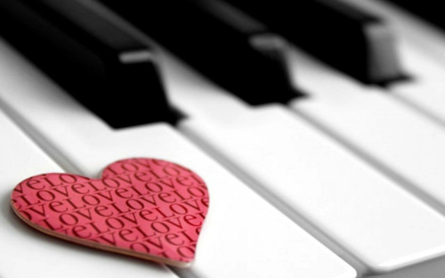 Heart cookie piano love blurry free wallpaper for desktop - medium preview image