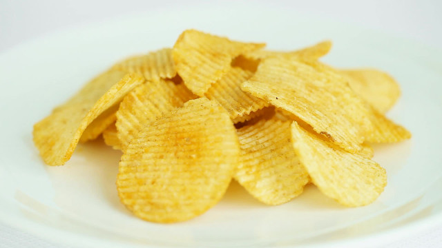 Potato chips white plate tablecloth free wallpaper for desktop - medium preview image