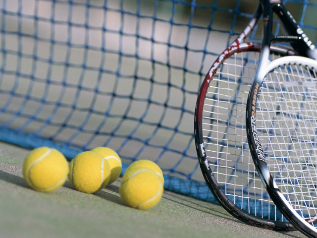 Tennis racket three balls court free wallpaper for desktop - medium preview image