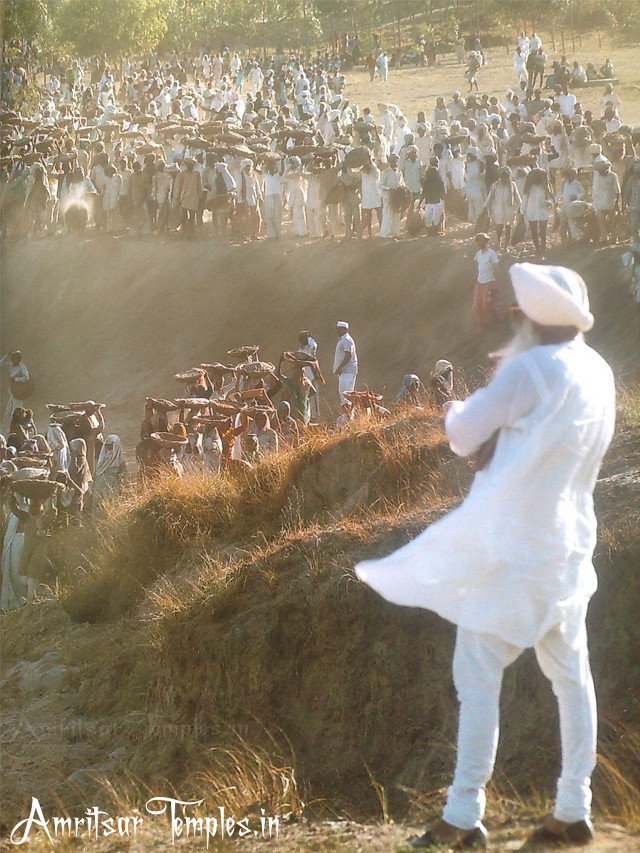 Man white hill watching crowd free wallpaper for mobile - medium preview image