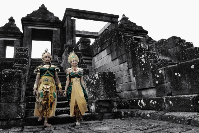 Two women costumes stone staircase free wallpaper for desktop - medium preview image