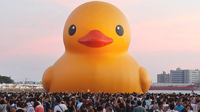Large rubber ducky beach event free wallpaper for desktop - medium preview image