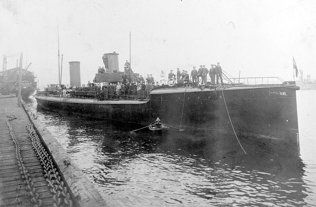 Large boat floating water dock free wallpaper for desktop - medium preview image