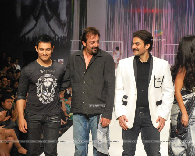 Men fashion show runway group free wallpaper for desktop - medium preview image