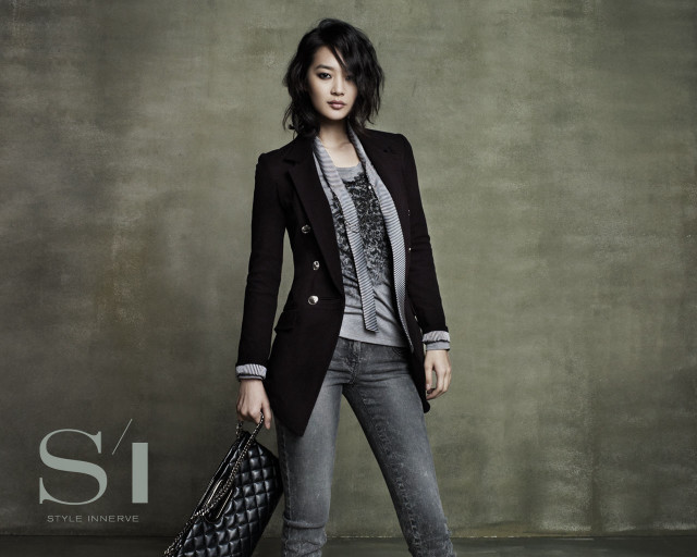 Woman black jacket jeans purse free wallpaper for desktop - medium preview image