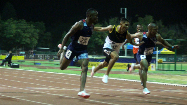 Night track running men group free wallpaper for desktop - medium preview image