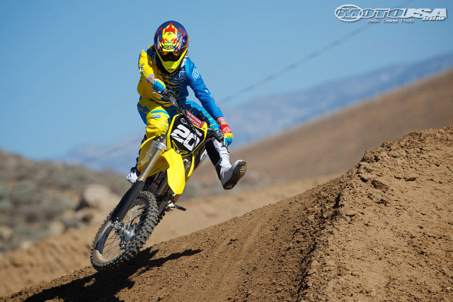 Desert dirtbike microscopic blurry sky free wallpaper for desktop - medium preview image