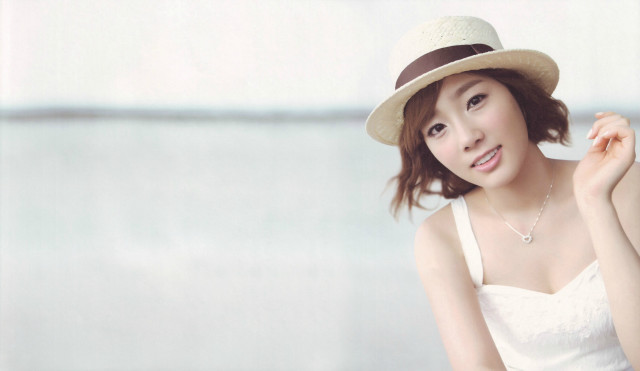 Woman white dress hat posing free wallpaper for desktop - medium preview image