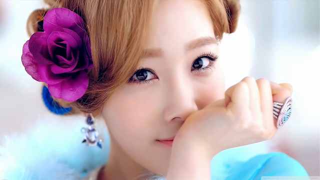 Woman flower hair ring finger free wallpaper for desktop - medium preview image